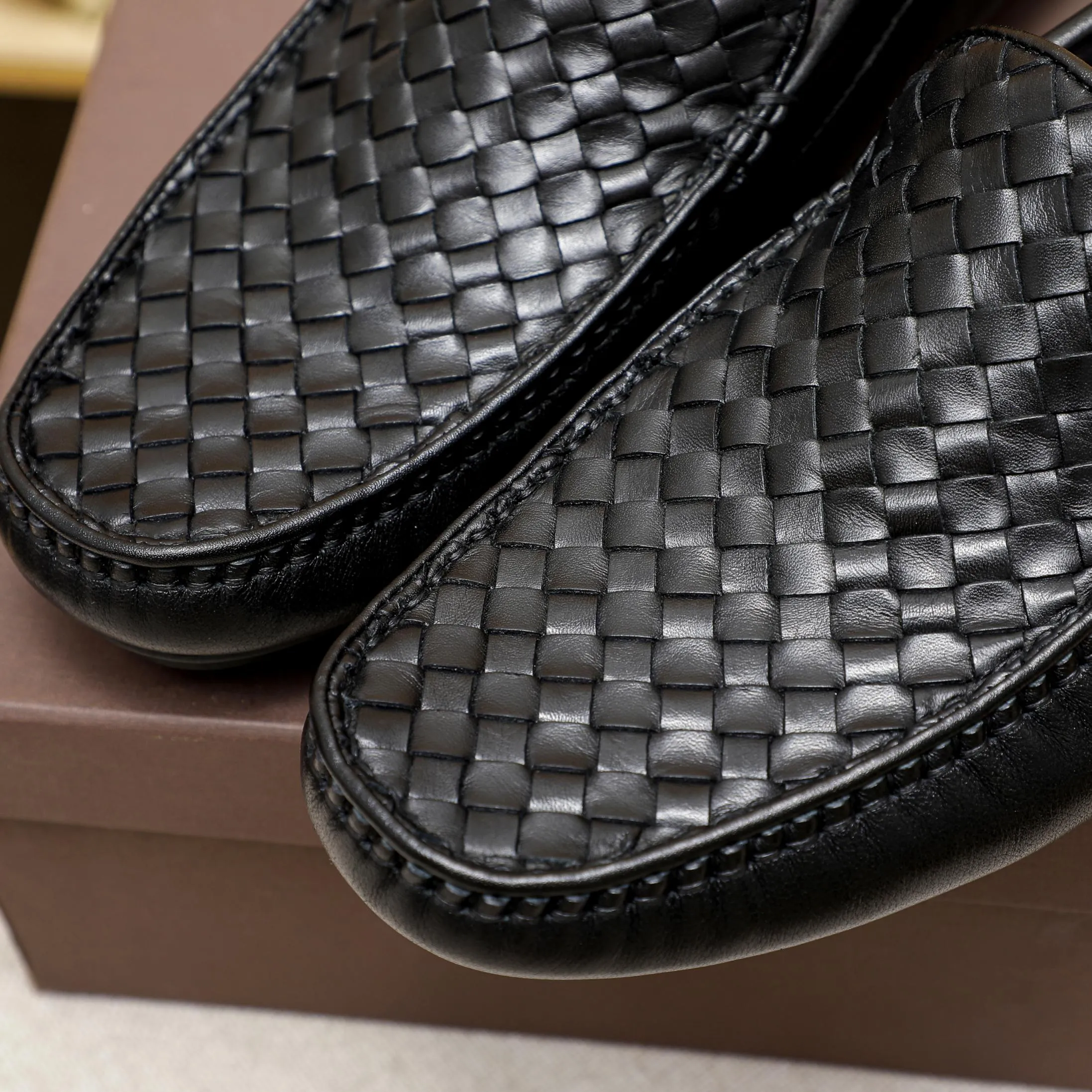 Factory price: 400￥🔥BV, high quality, the upper is made of imported first-layer soft cowhide genuine weaving + pigskin lining + the latest hardware buckle, the official website is 1:1 and the sole is only used for the sole. Rubber-resistant rubber outsole, counter quality 🙏 Customized for trendy men. Versatile style 💋Picture is black. Optional, code number: 38-44…